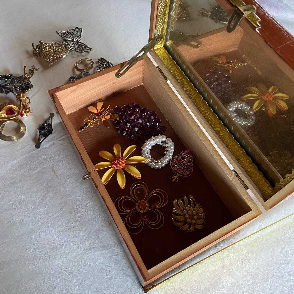 Vintage lot of 19 brooches and one handmade jewelry box - Picture 11 of 13